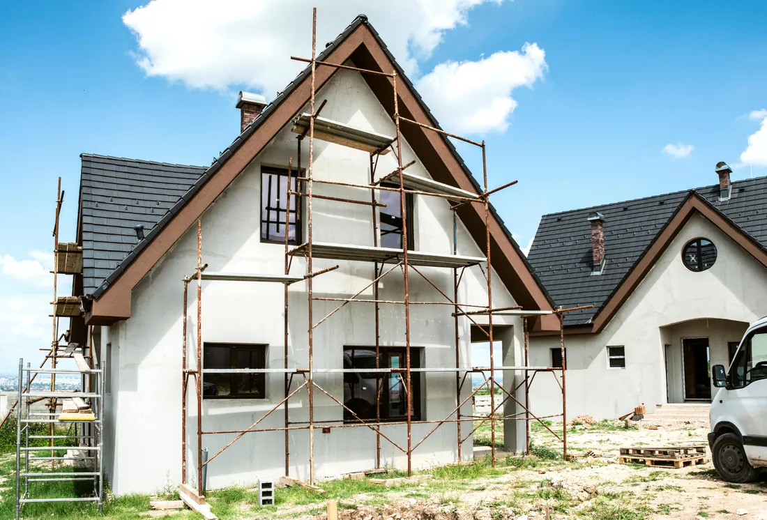 Maison individuelle sous échafaudage pendant un ravalement de façade